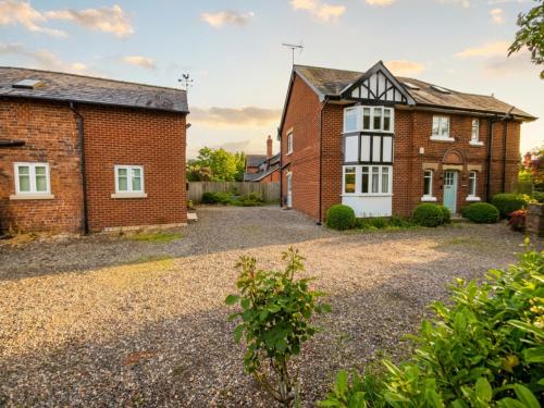 Viesnīcas āriene, Chester 1BR Detached House Sleeps 5 with Double Sofa Bed in Pulford
