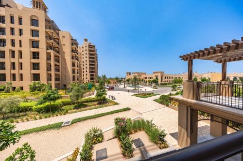 StayShort - Stylish 1BR Apartment - Near Burj AlArab - Family-Friendly - Sleeps 4 near Zaap