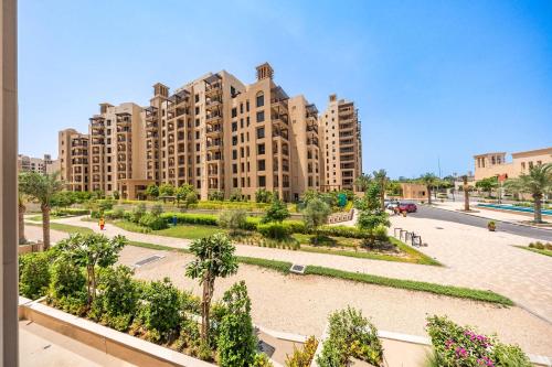 StayShort - Stylish 1BR Apartment - Near Burj AlArab - Family-Friendly - Sleeps 4 near Zaap