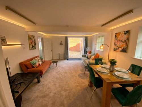 Chester 1BR Detached House Sleeps 5 with Double Sofa Bed in Pulford