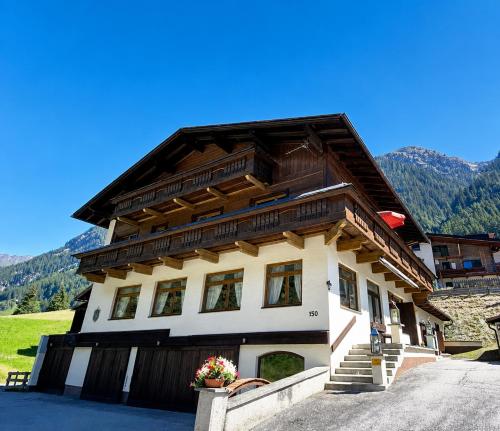Rustikales Pitztaler Alpenhaus am Bach mit großem Balkon
