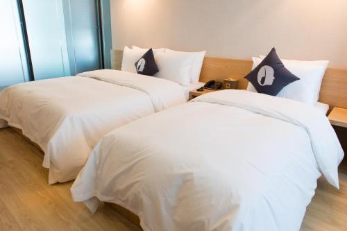 Premier Twin Room with 20% beverage Coupon at Dessert 39 Cafe (2nd Floor)