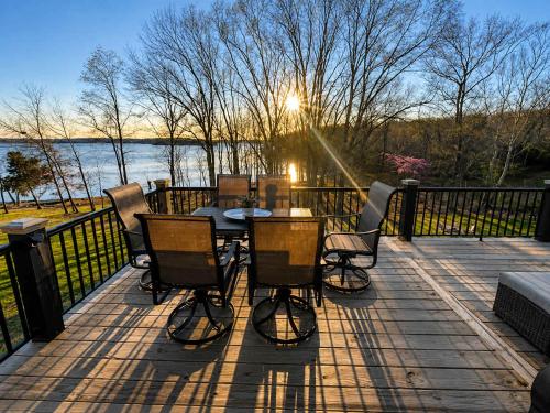 Lakehouse Escape Theater Pool Table in Blue Spring (KY)
