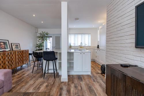 Open Mind Property - Hot Tub Retreat Sleeps 9 in Redhill