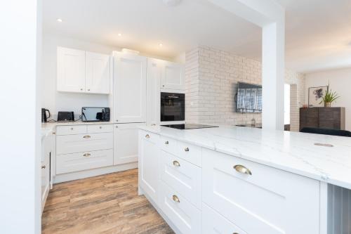 Open Mind Property - Hot Tub Retreat Sleeps 9 in Redhill