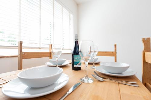 Open Mind Property - Hot Tub Retreat Sleeps 9 in Redhill