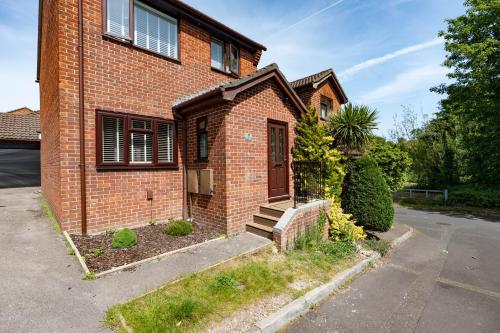 Open Mind Property - Hot Tub Retreat Sleeps 9 in Redhill