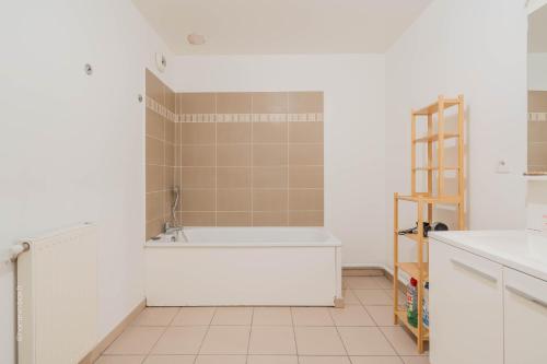 浴室, Spacieux 2 chambres proche Paris & Stade de France in 勒布爾熱