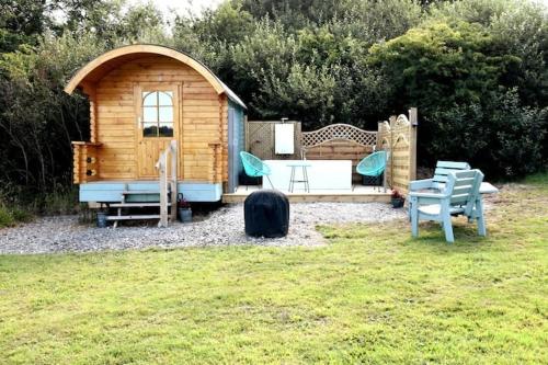 Lakeside Shepherd's hut with outdoor 'jet' bath in Saint Gennys