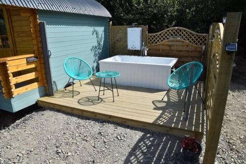 Lakeside Shepherd's hut with outdoor 'jet' bath in Saint Gennys