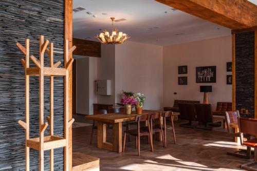 Iekārtas, Lens Design Hotel in Kazbegi