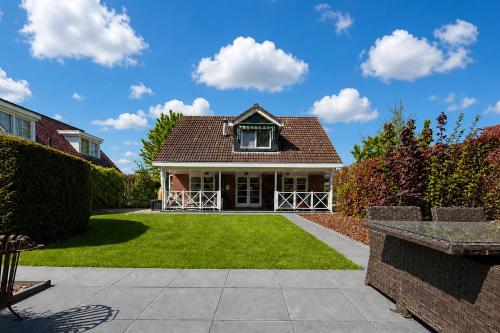 Exterior view of The Cosy Cottage - Comfort Sauna & Hot Tub in Private Garden
