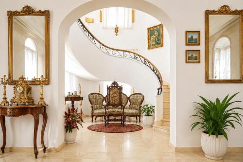 ردهة, Queen's Crown Manor in بريديل
