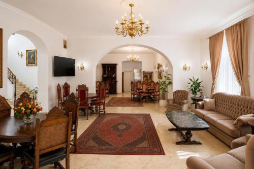 ردهة, Queen's Crown Manor in بريديل