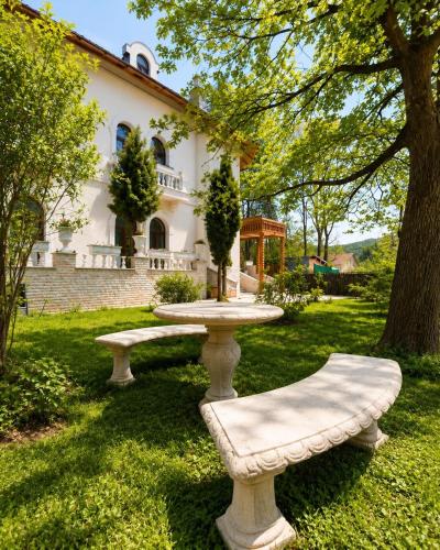 المرافق, Queen's Crown Manor in بريديل