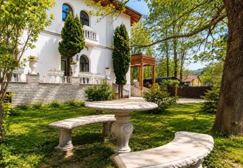 المرافق, Queen's Crown Manor in بريديل