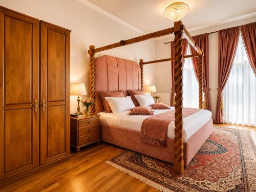 Queen's Crown Manor in بريديل