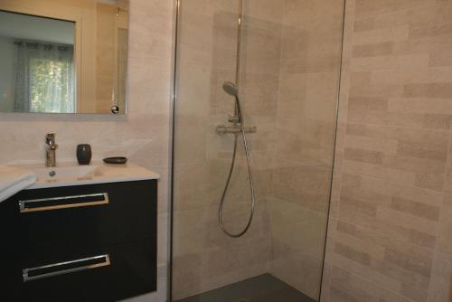 Chambre double, vue sur la piscine