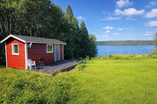 Liten sovstuga nära till sjö (Liten sovstuga nara till sjo) in Hillsand