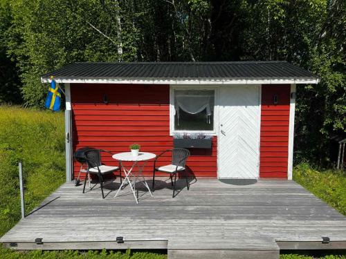 Liten sovstuga nära till sjö (Liten sovstuga nara till sjo) in Hillsand
