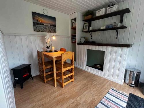 Liten sovstuga nära till sjö (Liten sovstuga nara till sjo) in Hillsand