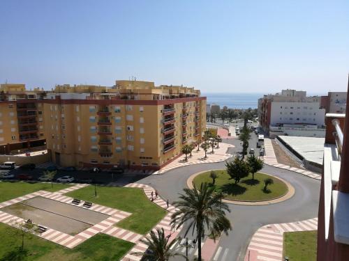 Ático con terraza y piscina, vistas al mar