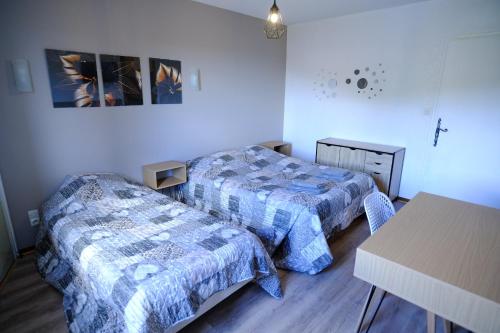 1 queen bed, 1 twin bed