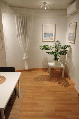 Cozy Economy Room In The City Center in جرانوليرز