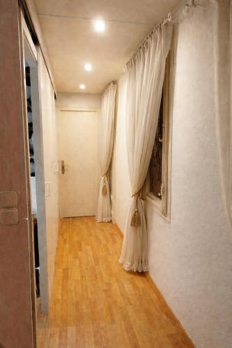 Cozy Economy Room In The City Center in جرانوليرز