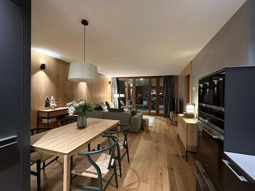 WOODEN ALPINE RETREAT SKI in-out by SELECT RENTALS ANDORRA
