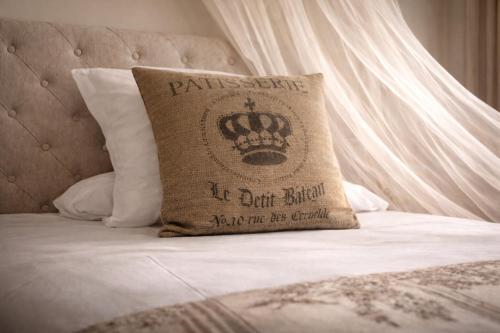1 queen bed, 2 twin beds