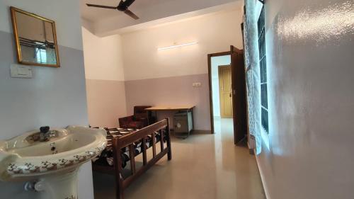 Sarovaram Lodge Near Government Medical College Parippally in Parakulam