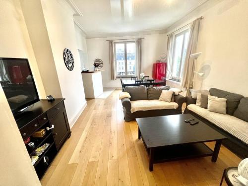 Bright 2 bedroom perfectly located