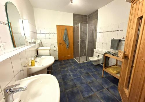 ห้องน้ำ, Haus Wattenblick Wohnung Strandläufer (Haus Wattenblick Wohnung Strandlaufer) in วาร์เวรอร์ท