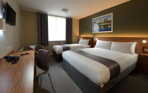 1 double bed, 1 twin bed
