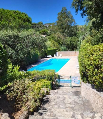 Charmante maison mitoyenne avec piscine, jardin et accès privé à la plage Sainte-Maxime