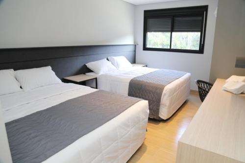 2 queen beds