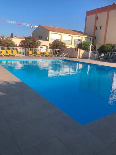 Appart T2 4 pers 50 m de la mer avec piscine