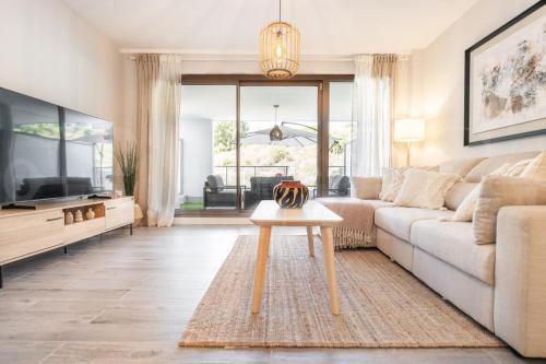 Mijas gem with terrace, pool & parking REMS
