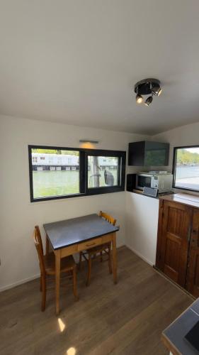 Kitchen, Studio sur l eau - Peniche Paris 16eme in Bois de Boulogne