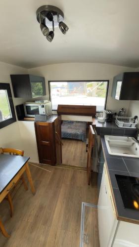 Kitchen, Studio sur l eau - Peniche Paris 16eme in Bois de Boulogne