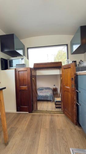 Kitchen, Studio sur l eau - Peniche Paris 16eme in Bois de Boulogne