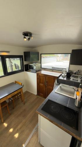 Kitchen, Studio sur l eau - Peniche Paris 16eme in Bois de Boulogne