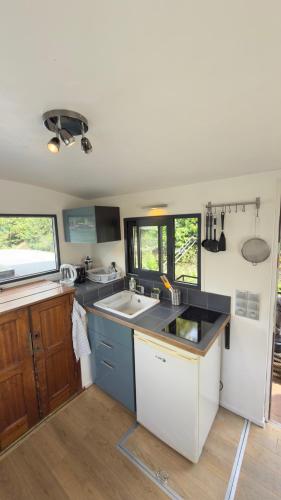Kitchen, Studio sur l eau - Peniche Paris 16eme in Bois de Boulogne
