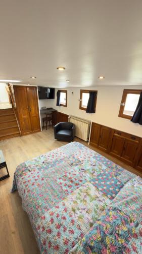 Studio sur l eau - Peniche Paris 16eme in Bois de Boulogne
