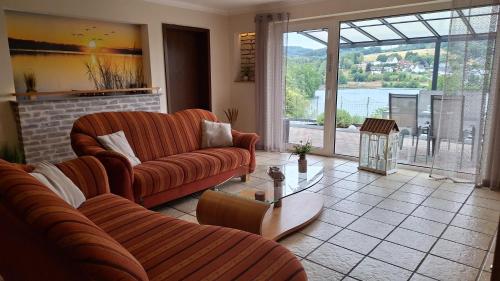 View, Seeblick-Ferienwohnung "Agger-Blick 1" mit großer Terrasse, kostenlosen E-Bikes, Sauna & Kajak in Gummersbach