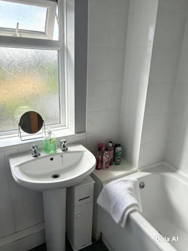 Budget Friendly, comfortable 3 BR HSE,Close to City Centre,Sleeps 5 in 戴布魯克