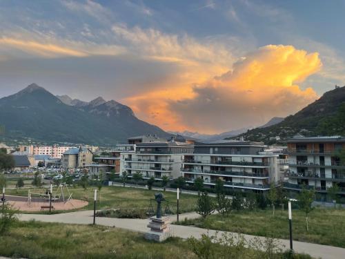 Nouvel appartement T3 dans résidence haut de gamme vue sur parc et Montagnes Briançon Htes Alpes