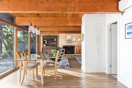 Enjoy Paradise on Lake Sammamish in Northeast Bellevue (WA)