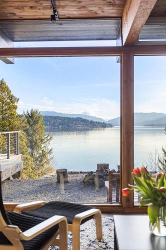Enjoy Paradise on Lake Sammamish in Northeast Bellevue (WA)